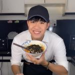 ông anh thích nấu ăn